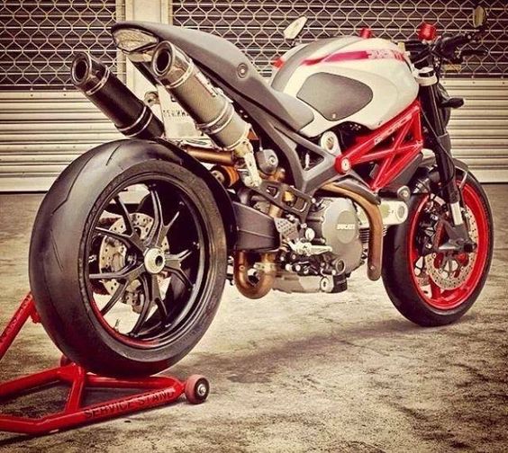 1100 Ducati monster