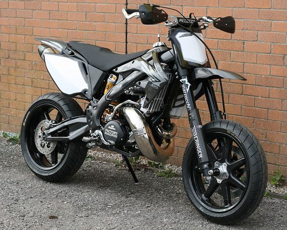 A 500cc 2-stroke supermoto?!?! Batman approves. Who wants to tame this beast?? Honda CR 500 