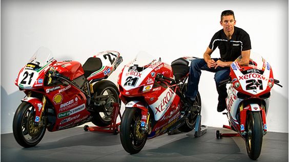Anni 2k - La tripletta di Troy Bayliss nel Campionato Mondiale Superbike (2001, 2006 e 2008) ha lasciato un segno indelebile nel cuore dei Ducatisti.