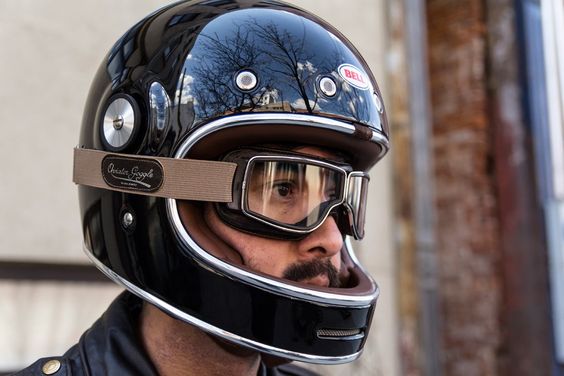 Aviator T2 moto moggles from Leon Jeantet with the ultra retro Bullitt full-face helmet from Bell.
