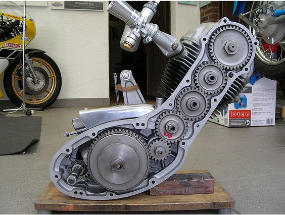 Benelli Leoncino 125 corsa 1955 What a nice timing gears design !