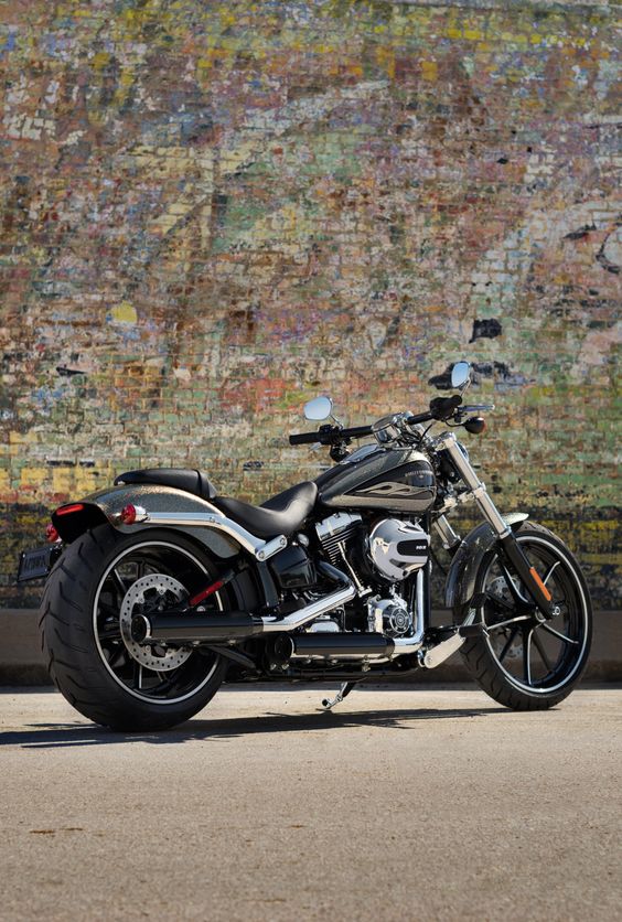 Big wheels, big paint and classic drag-bike attitude meet modern refinement. Then we stuff it brimful with raw power. | 2016 Harley-Davidson Breakout