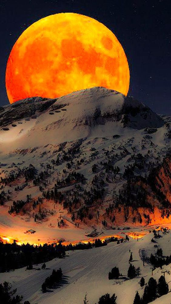 Blood moon over the Cascade mountains in Oregon.