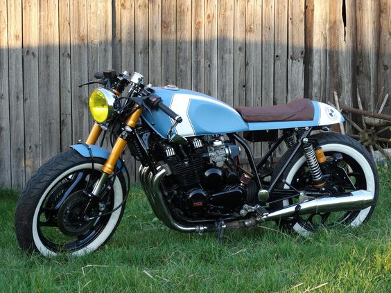 “Blue No. 5″ is another masterpiece of the Polish garage Clover Customs. Base – Yamaha XJ 900 83r. Fuel tank: rebuilt Honda GL750 by Customs Clover Painted by Clover Customs Front fork Yamaha yzf 750 Back made …