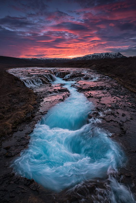 Bruarfoss is a hidden gem of Iceland. Isolated from the main road on the way to Geysir, we find a small turquoise waterfall that invites photographers to take shots at long exposure to capture the majesty of this wonder.