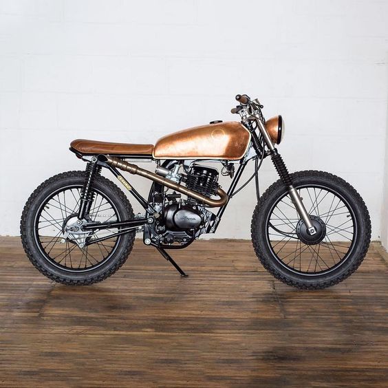 Built by @foundrymotorcycle in collaboration with @Hedon, this copper queen is inspired by the amazing motorcycle helmets coming out of Hedon’s small London workshop. Honda CG125 dubbed ‘The Conductress’. #dropmoto #builtnotbought #honda #cg125 #tracker #bratstyle #brattracker #streettracker #caferacerporn #caferacer