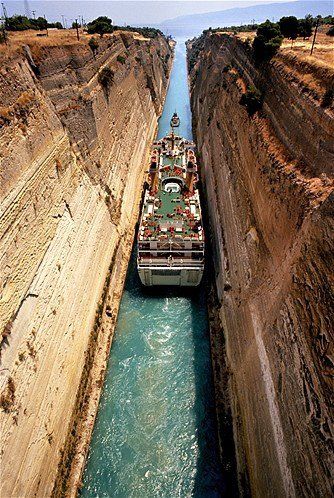 Canal de Corinto, Greece. Amazing.