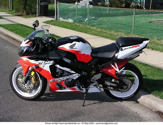 CBR 929 RR Erion Racing with the black front fender replaced with a red RC51 type