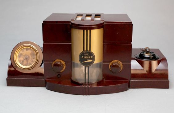 cgmfindings: “ This is an ultra-rare 1938 Airite model 3010 “Desk Set” in brown Bakelite. The cabinet is a classic statement in Art Deco design. It is fair to say that most serious antique radio collectors have never even seen this illusive model