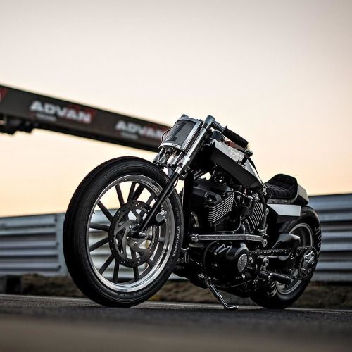 Drum roll: Here’s the winner of the @HarleyDavidsonJapan Street Build Off competition.  It’s an incredible drag-style style Street 750, from Yoshikazu Ueda and Yuichi Yoshizawa of Custom Works Zon.  The motor is slung in a single-cradle frame and there’s completely new suspension front and back. The fuel tank has been moved to the seat cowl, permitting a low-slung fake front tank. Poking out is a jockey shifter, with the clutch operated by the pedal you’d normally use to change gear.  The 