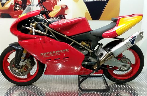 Ducati 550 Supermono: the sound of thunder