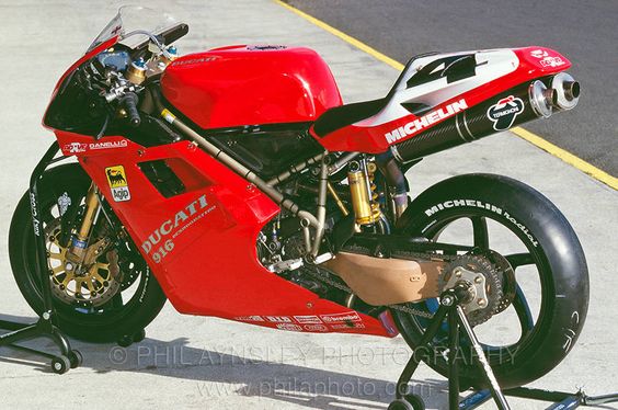 Ducati 916Racing. One of the sexiest bikes ever!