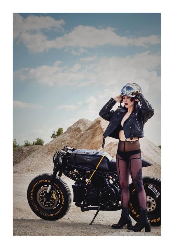 Ducati SS 750 Cafe Racer by IRON Pirate Garage - Photos by Tania Innocenti #motorcyclesgirls #chicasmoteras |