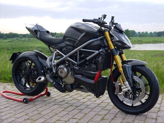 Ducati Streetfighter with a Panigale tail