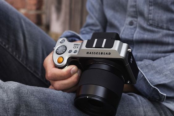 Hasselblad's X1D is a medium-format mirrorless , the rumors were true: Hasselblad has been working on a world's first type of mirrorless camera. Today, the Swedish company officially took the wraps off of its X1D, a compact shooter with a massive 50-megapixel, medium-format CMOS sensor. That is the largest sensor we've seen on a mirrorless camera to date, opening up the category to a whole new class of enthusiasts.