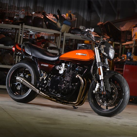 How to make a 70s Kawasaki Z1000 even faster (and handle like a sportbike too). This beauty is running a heavily upgraded engine, a strengthened frame, and Ducati suspension.