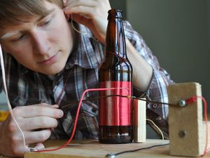 If you happen to have an empty glass bottle, why not make a radio with it?