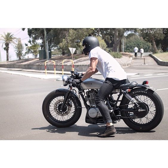 @_jaymac_'s photo of @craigs82 and his Yamaha SR400 || Loving the stance on this bike, low and compact. Check out that small lower fairing, a small part that makes this bike stand out from other builds and improved the overall shape of the bike