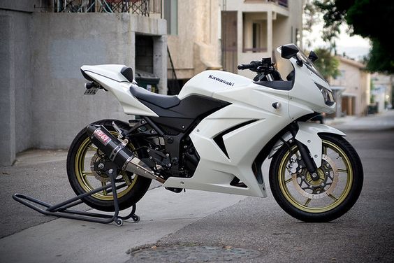 Kawasaki Ninja 250R (White). YES PLEASE!!! ♥