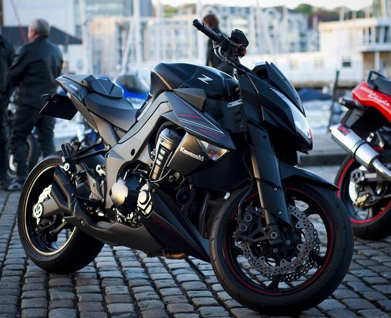 Kawasaki Z1000 Black Edition. Is this not just a sexy freakin bike? Who's a sexy bike? WHO'S A SEXY BIKE?!