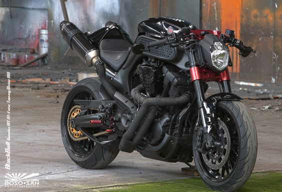 Known as the Boso San Black Bull this Yamaha MT-01 has been heavily modified and is stunning in its raw beast style. Sadly the donor bike the Yamaha MT-01 is not available in the US. Boooo! lol