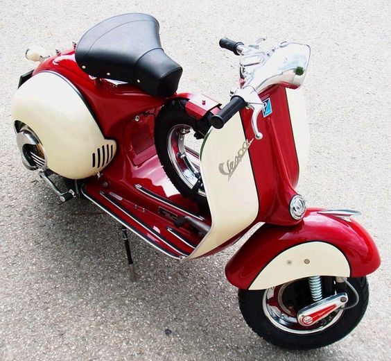 Loving the colour combination on this Vespa.