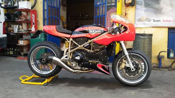 Ottonero Cafe Racer: MP Racing / Ducati 748 CR