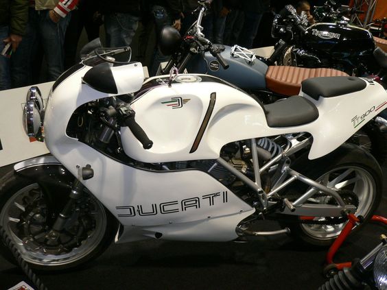 RocketGarage Cafe Racer: Ducati TT900 Endurance