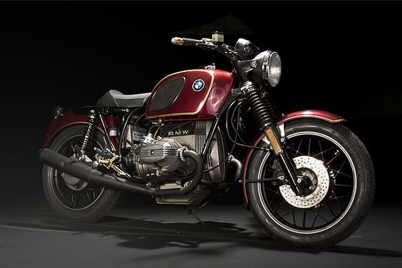 Some motorcycles are so “right” from the start that it’s almost impossible to customize them. And one such machine is BMW’s R100RS. This beautiful resto-mod comes from Urban Motor of Berlin; it’s called “Werkstattrenner” and it’s a 1977 model bike, which was the first year for BMW’s flagship.