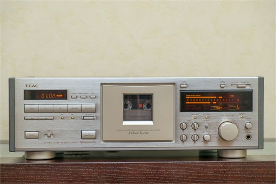 TEAC V-7000 stereo cassette deck