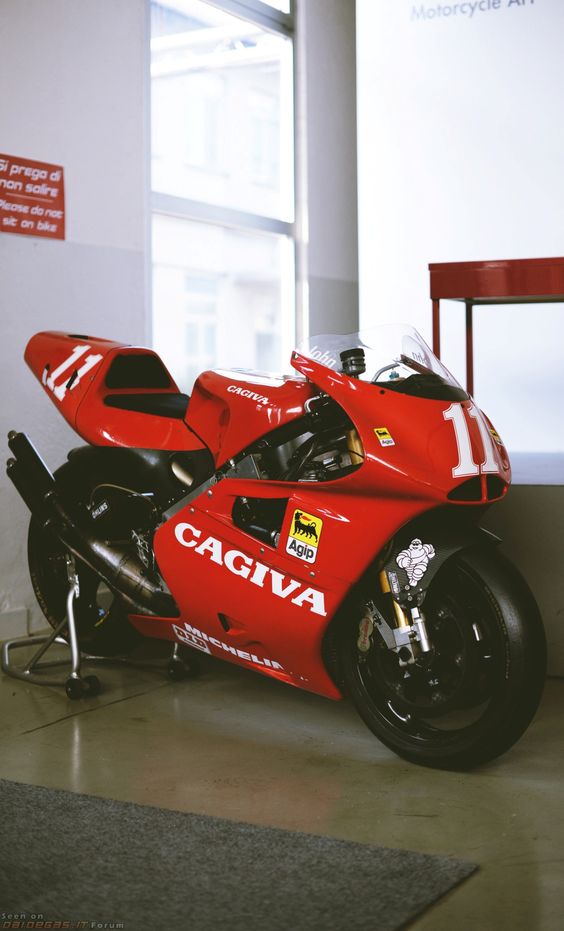 That Cagiva 500cc MotoGP bike - Such a good looking bike !!