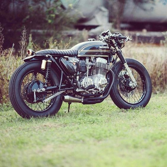 There’s some bikes you can just stop and stare at , this Honda cb750 build by @adrian_leather really grabs your attention , nice machine by budgetcaferacer