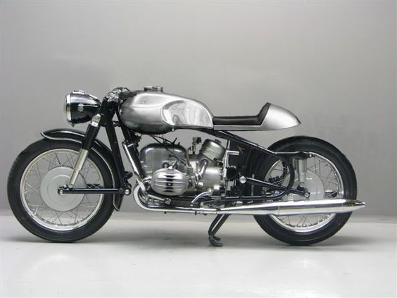 Vintage BMW motorcycle: no plastic, so it must be an old one!