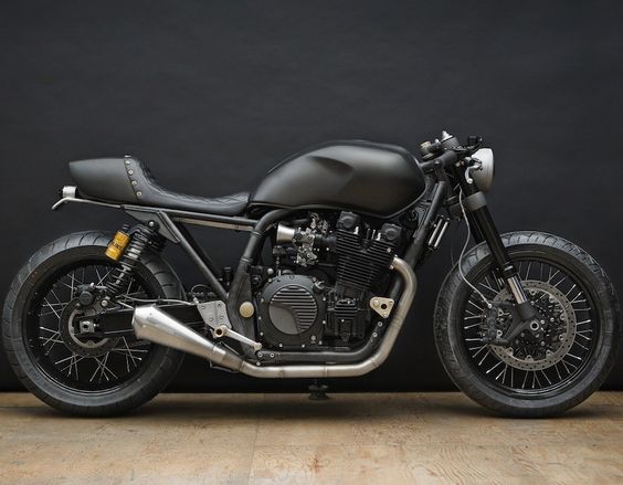 Wrenchmonkees Yamaha XJR 1300 Cafe Racer - Monkeefist Project
