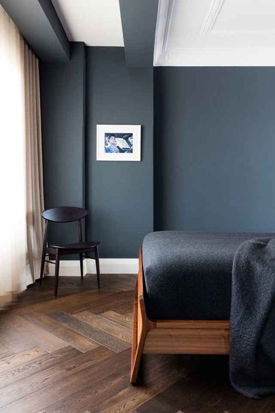 Dark walls + dark wooden parquet floors = a winner!