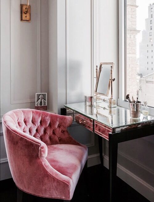 Дизайн. Розовое кресло. make-up станция