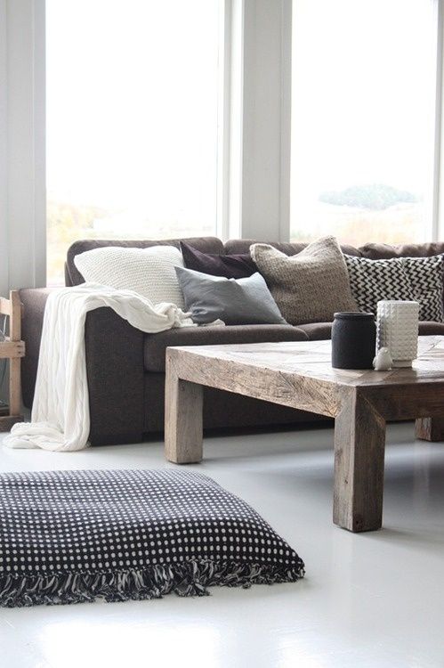 En brun sofa er en god måde at få jord-energi ind i dit hjem på. 45 Beautiful Scandinavian Living Room Designs