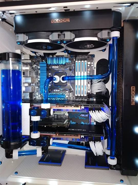 It features an overclocked Intel 3770K, two XSPC water-cooled GTX 780 graphics cards and an Air 540 which has had its interior powder coated white