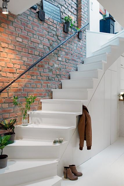 J'adore le contraste entre l'escalier blanc et le mur en brique