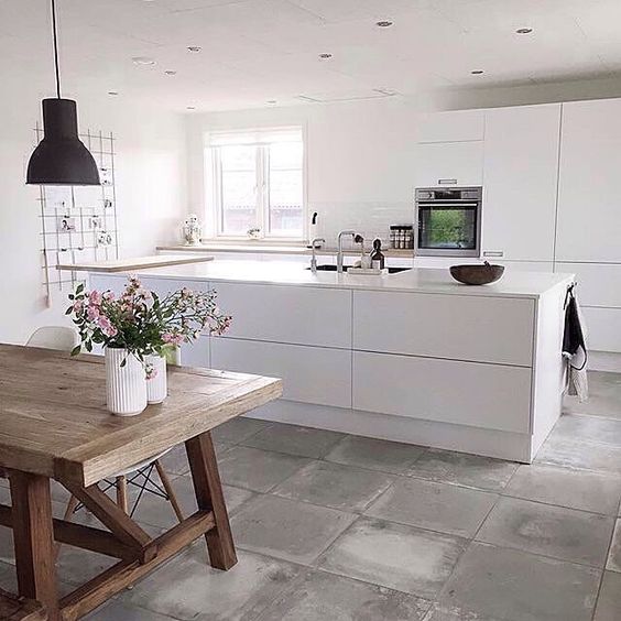 Just love the kitchen + dining of @Simone Østergård - white on white kitchen, concrete floors and that table