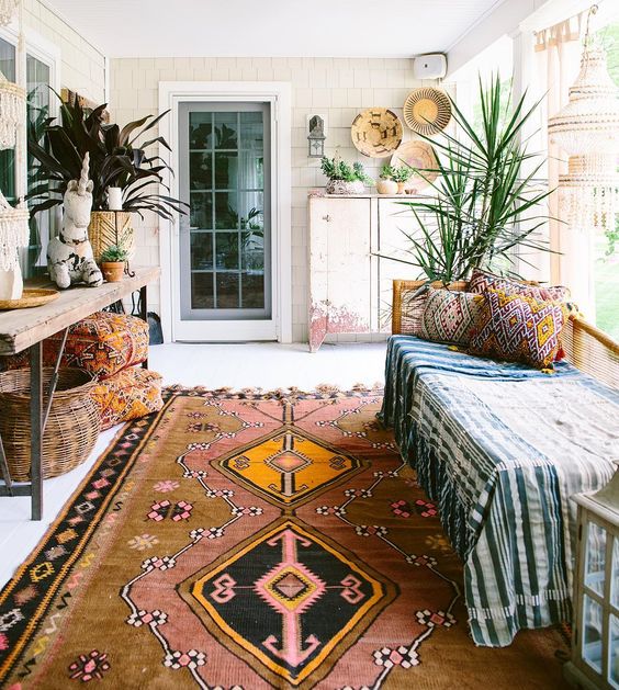 Love all of the textiles, patterns and rug. : @carlaypage
