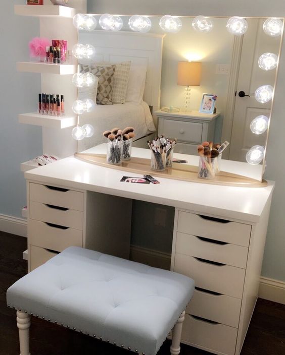Major #vanitygoals! This jaw dropping setup by @guisellx3 features the Impressions Vanity Glow XL Pro in Champagne Gold