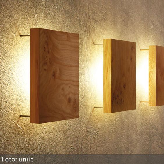 Moderne Wandleuchte aus Holz