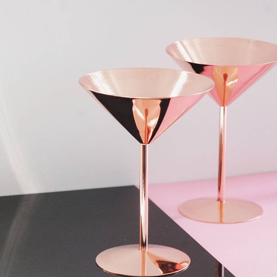 Our polished rose copper cocktail glass is sure to cause a stir. Bedazzle guests with this charming vintage style  copper trend is oh so popular so when entertaining at home why not have these super cute copper cocktail or martini glasses when sharing cocktails with friends. Chose from one or a set of two. Why not add the super cool matching cocktail   / 24cl