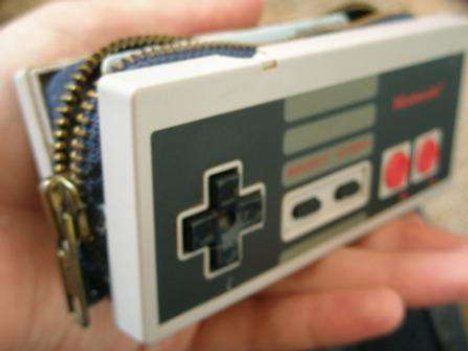 Real Nintendo Controller Coin Purse/Wallet - I so wanna make one of these, but with a kiss-lock!