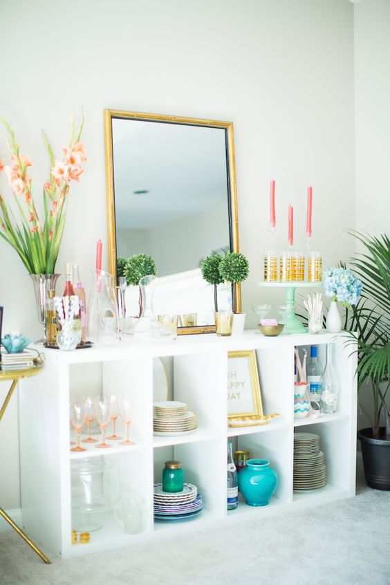 Stephanie Scholl's Raleigh, NC Apartment Tour #theeverygirl \\ #ikeashelves #styling #expedit