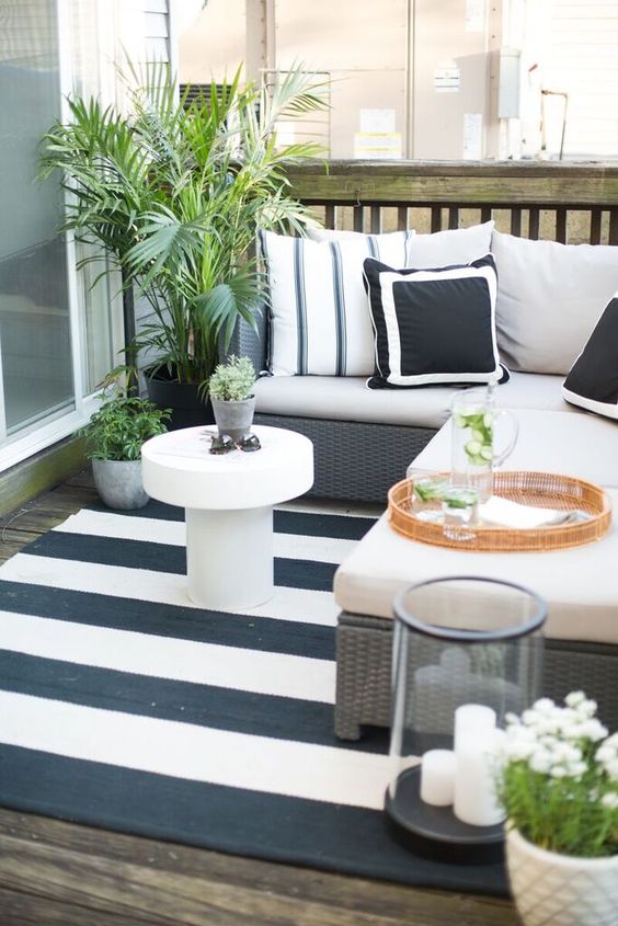 The Everygirl Co-founder Danielle Moss' Chicago Apartment Tour #theeverygirl || outdoor patio