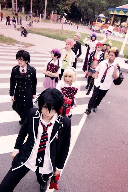 This is just epic!!!!!!!! I want to do a group cosplay like this but I don't know enough people that would do this with me!!!! lol