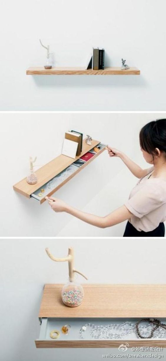 【书架的秘密抽屉】日本公司 Torafu 所设计的简约书架，外形起来就是一个木板迷惑了大众，当用两块磁吸像下图一样，就可以将隐藏的抽屉吸出来，可以放一些自己认为重要的物品，悄悄藏在其中。