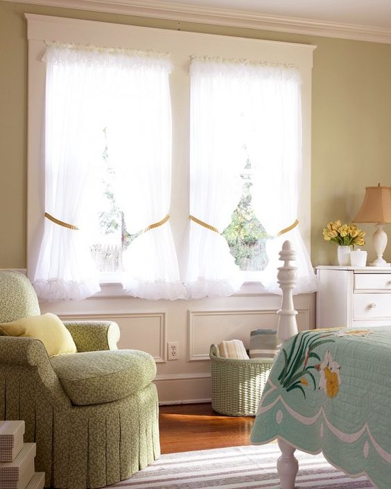 Unabashedly feminine details, such as ruffles, ribbons, bows, upbeat hues, and cheerful prints -- including plaids and florals -- are the hallmarks of this country-inspired decor.